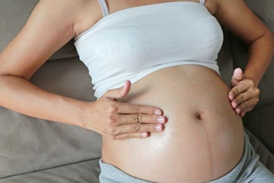 Mẹ bầu cần làm gì khi thai nhi nấc cụt?