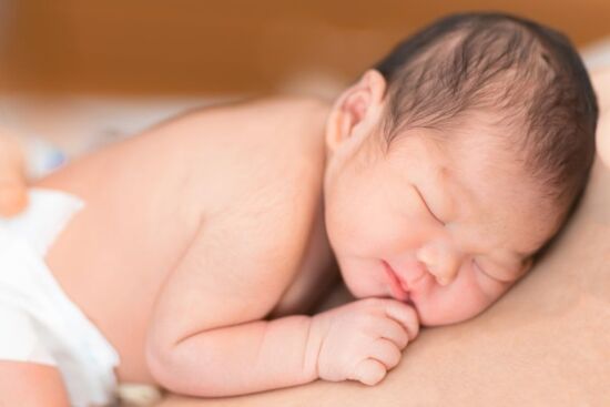 Dấu hiệu buồn ngủ của trẻ sơ sinh