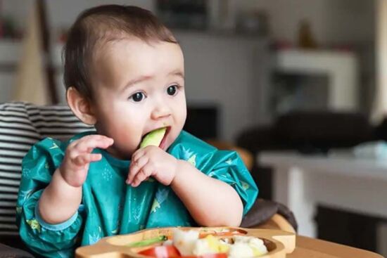 Phân biệt giữa hóc và oẹ khi bé ăn dặm