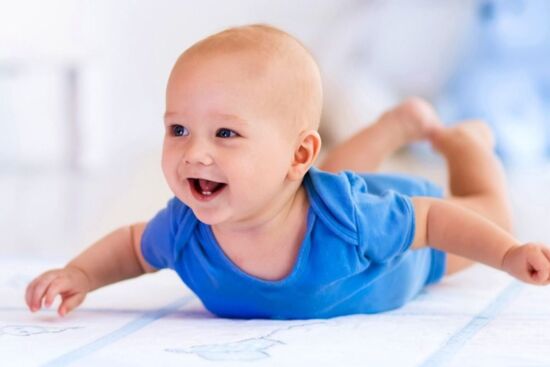 Tummy time – Bài tập vận động tốt nhất cho trẻ sơ sinh giúp cứng cổ, chống bẹp đầu