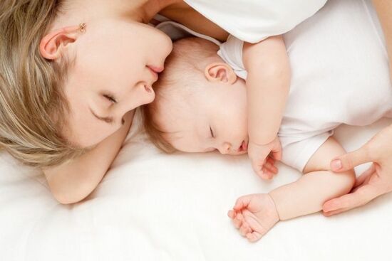 Có nên cho trẻ sơ sinh ngủ đêm sớm từ 6-7h tối không?