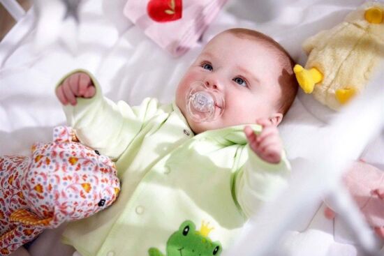 Trẻ sơ sinh ngậm ti giả có tốt không? Khi nào nên cho bé cai ti giả