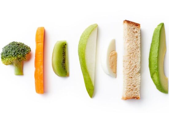 Cách cắt thức ăn theo từng giai đoạn cho bé ăn dặm BLW