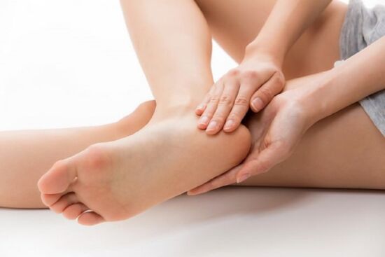 4 mẹo "cứu giá" gót chân nứt nẻ bằng nguyên liệu tự nhiên