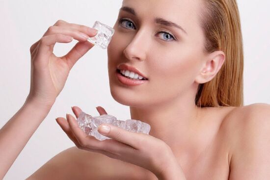 Mẹo dùng đá viên chăm sóc da mặt giúp nàng sở hữu làn da trắng phát sáng