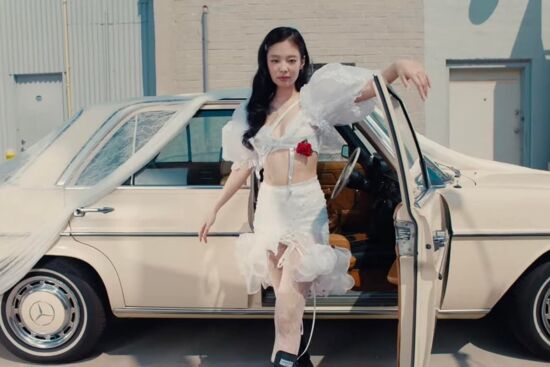Jennie gợi ý 7 xu hướng làm đẹp bắt mắt trong MV Mantra