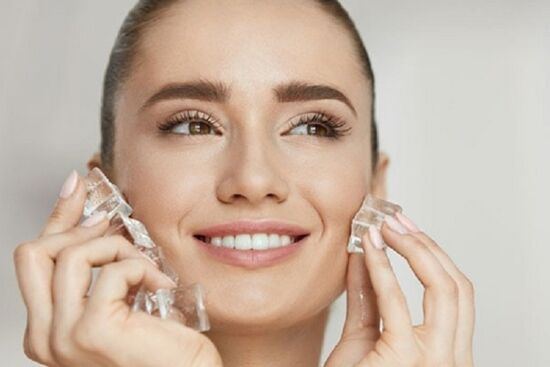 8 mẹo làm đẹp từ đá viên giúp giải quyết mọi khuyết điểm của làn da