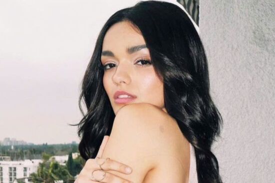 “Bật mí” cách làm đẹp của Rachel Zegler