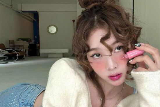 Bí quyết đánh má hồng tone đỏ cà chua tạo hiệu ứng tự nhiên