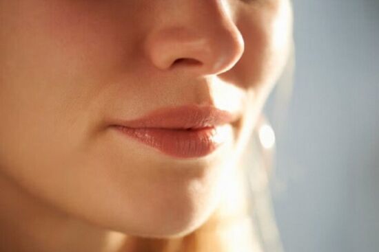 6 mẹo cơ bản cấp cứu làn môi khô nẻ, bong tróc mùa hanh khô