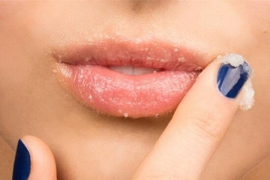 Bật mí 2 công thức dưỡng môi đơn giản giúp môi mềm mịn, hồng hào chẳng cần phun xăm