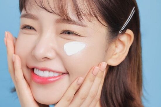 Vì sao kem chống nắng bị vón cục khi thoa lên da?