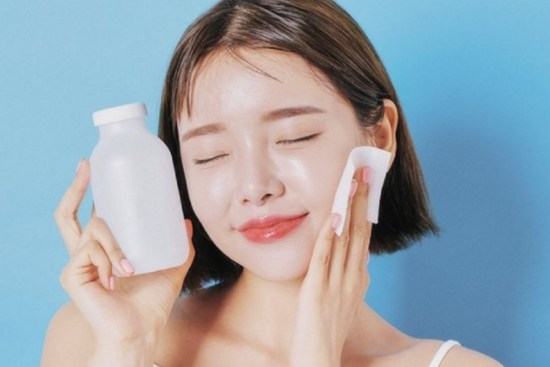 Mẹo chăm sóc da nhạy cảm mùa hè để duy trì làn da khỏe mạnh, tránh tình trạng mẩn đỏ