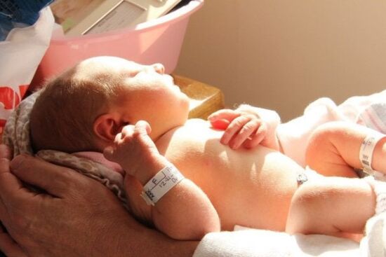 Có nên tắm nắng cho trẻ sơ sinh không?