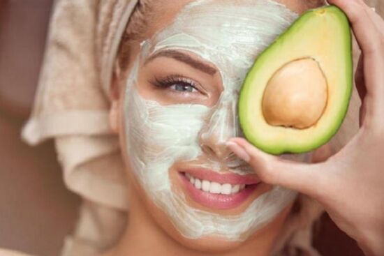 Tự làm mặt nạ bơ sữa chua để dưỡng da trắng sáng ngày hè