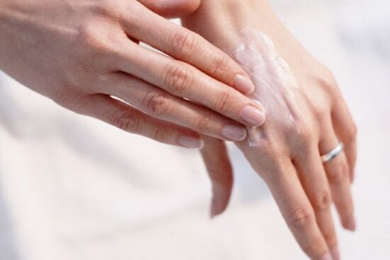 4 mẹo chăm sóc da tay khô ráp, nứt nẻ thường xuyên
