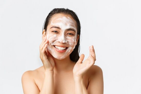 7 sai lầm phổ biến khi dùng sữa rửa mặt mà chị em tránh xa ngay và luôn