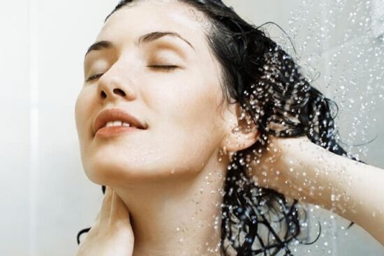 Học lỏm cách ngâm tóc với nước đá giảm khô xơ gãy rụng, giúp tóc mềm mượt hơn