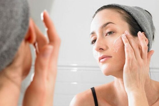 Tiếp tục duy trì 5 thói quen sai lầm này khiến cho tình trạng da mắt ngày càng trở nên xấu đi