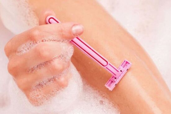 Bác sĩ da liễu chỉ cách cạo lông để tránh bị kích ứng da đỏ rát do sử dụng dao cạo