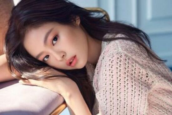 Jennie (BACKPINK) luôn tỏa sáng với làn da trắng hồng, căng bóng nhờ mẹo dưỡng da đơn giản này