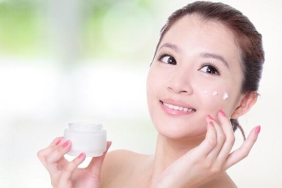 Thoa kem dưỡng ẩm ngay 3 giây sau khi rửa mặt, bạn sẽ thấy kết quả bất ngờ