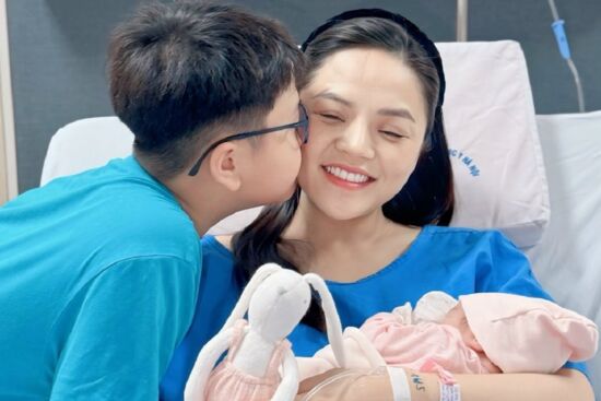 Thu Quỳnh chính thức khoe dung mạo con gái, vẻ đáng yêu của nhóc tỳ gây sốt