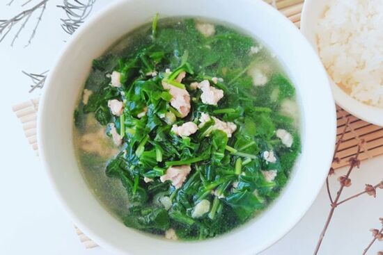 Thịt gà nấu rau cải bó xôi