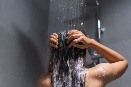 Cách gội đầu đúng để tóc không gàu và gãy rụng vào mùa hè