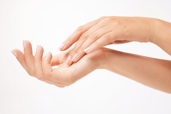5 thói quen xấu khiến da tay ngày càng khô ráp, lão hóa nhanh