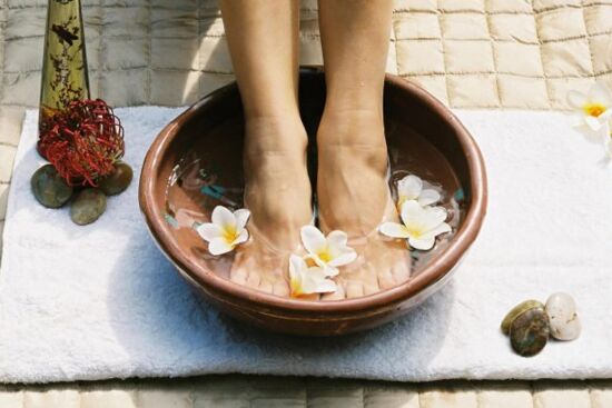 Những lợi ích của việc ngâm chân thảo dược và cách thực hiện