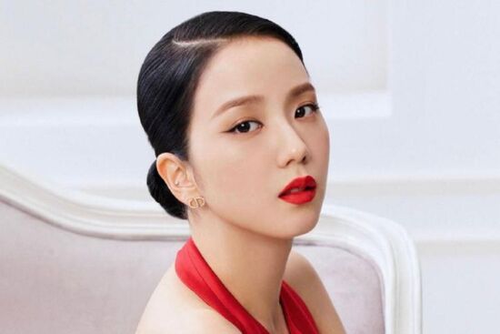 Jisoo BLACKPINK bật mí 5 tips giữ làn da làn da trắng sứ và mịn màng dù lịch trình bận rộn