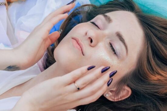 Thực hư về ánh sáng xanh – mối nguy tiềm ẩn đối với làn da