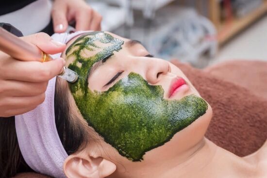 Điểm danh những tác dụng làm đẹp tuyệt vời từ tảo xoắn cho da, tóc và móng