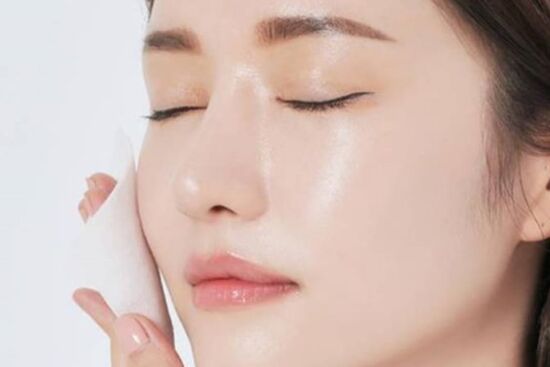 Nguyên nhân khiến làn da tiết nhiều dầu là do đâu? Cách khắc phục