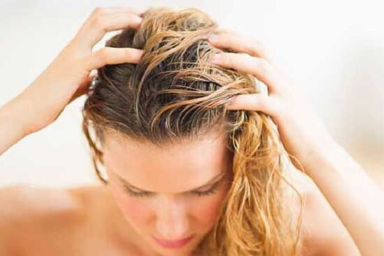 4 công thức tẩy da chết da đầu giảm tình trạng tóc bết dầu và rụng lả tả