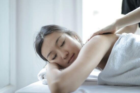 Bấm huyệt – Bí quyết cân bằng sức khỏe từ sâu bên trong