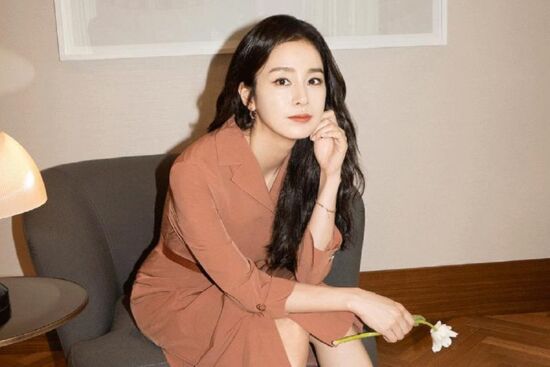 Kim Tae Hee thường xuyên uống một loại nước vào buổi sáng để da đẹp hơn mỗi ngày