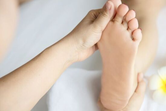 Bí quyết chăm sóc gót chân nứt nẻ tại nhà chỉ trong vài bước