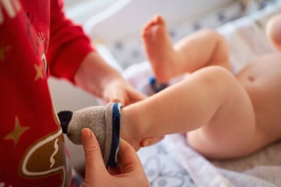 Có nên đeo bao tay, bao chân cho trẻ sơ sinh?