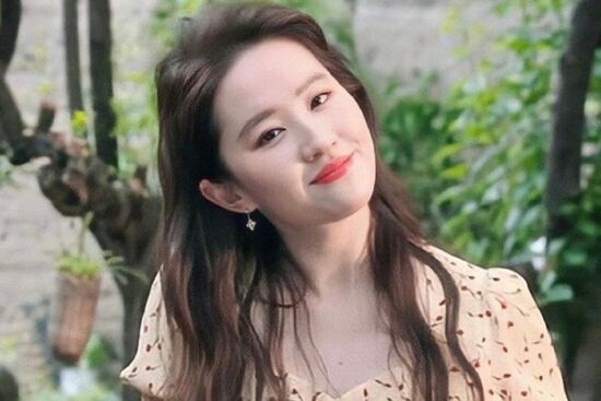 Lưu Diệc Phi sử dụng loại 'nước thần' này mỗi ngày cho việc chăm sóc da