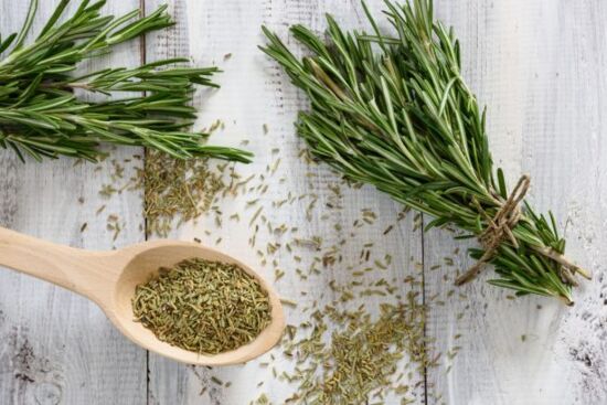 Bí quyết làm chậm quá trình lão hóa từ bên trong bằng hương thảo