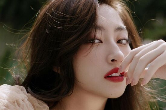 Hoa hậu Lương Thùy Linh tiết lộ cách chăm sóc da không bắt nắng và luôn đẹp dù phải thường xuyên trang điểm