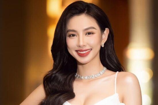 Hoa hậu Thùy Tiên bật mí tips để có thân hình đồng hồ cát, làn da mướt mát cân mọi style trang điểm