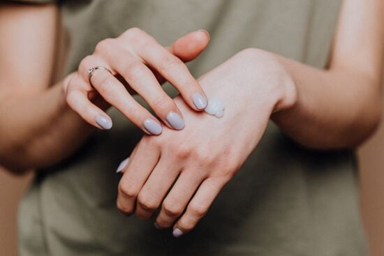 Mẹo chăm sóc da tay mềm mịn giảm khô ráp, nứt nẻ ngày lạnh giá