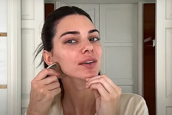 Siêu mẫu đắt giá nhất thế giới sử dụng loại đá thần thánh này để giúp da săn chắc, hồng hào