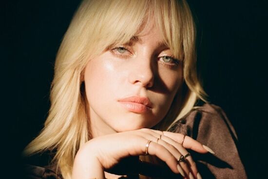 Billie Eilish tiết lộ quy trình trang điểm giúp cô sở hữu vẻ ngoài tự nhiên, tươi tắn