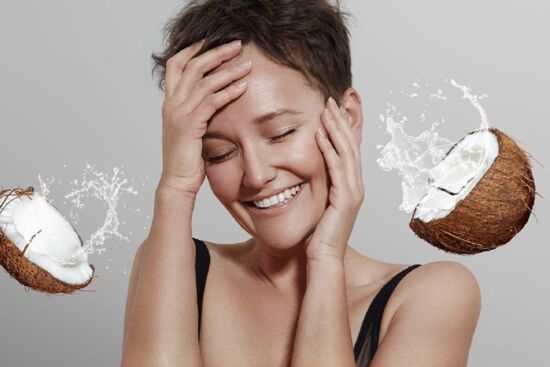 Những lợi ích tuyệt vời khi thoa dầu dừa lên da khi đi ngủ mà chị em nên biết