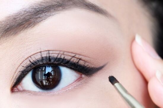 Ghim ngay tuyệt chiêu kẻ eyeliner cho đôi mắt sụp mí thêm to, sắc nét và cuốn hút.