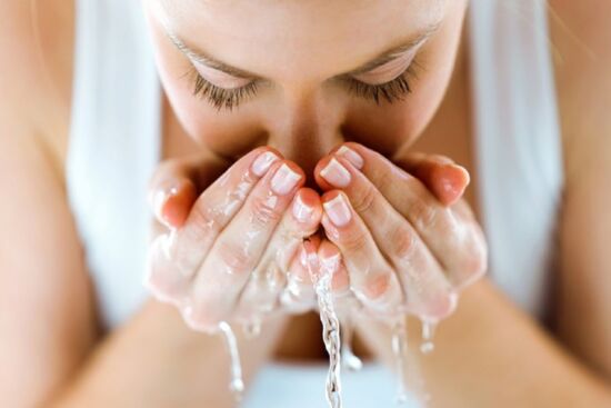 Rửa mặt bằng nước nóng hay nước lạnh tốt hơn?